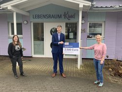 Henning F. Redlin, Krankenhausdirektor der AMEOS Klinika Bremerhaven und Geestland, übergibt den symbolischen Spendenscheck über 2.500 € an Ivonne Stünkel und Sarah Theinert (links im Bild) von Lebensraum Kind e.V..
