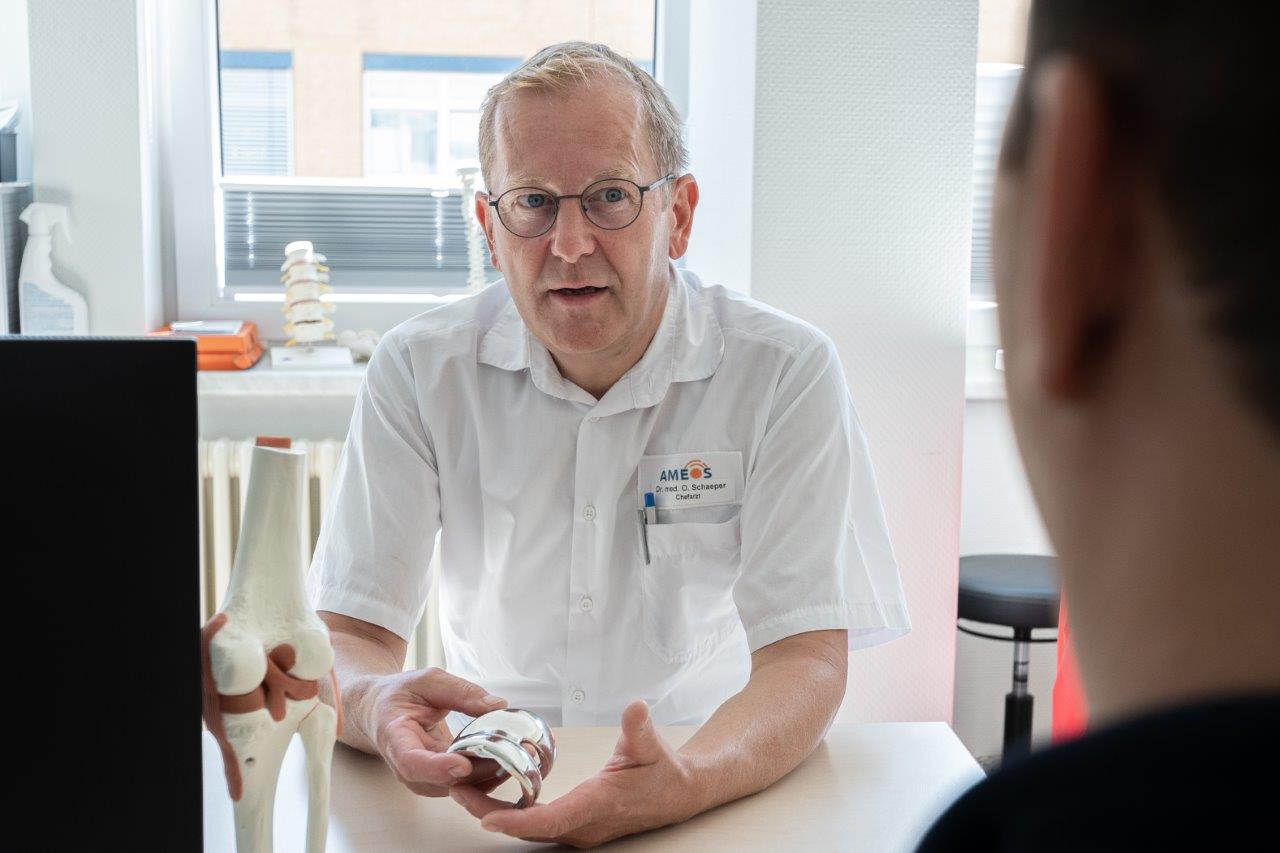 Dr. Schaeper von der Klinik für Othropädie und Rheumatologie informiert über Gelenkprothesen.