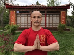 Kung-Fu-Großmeister, Chu Tan Cuong, betreut Patientin im Bereich der Atemtherapie